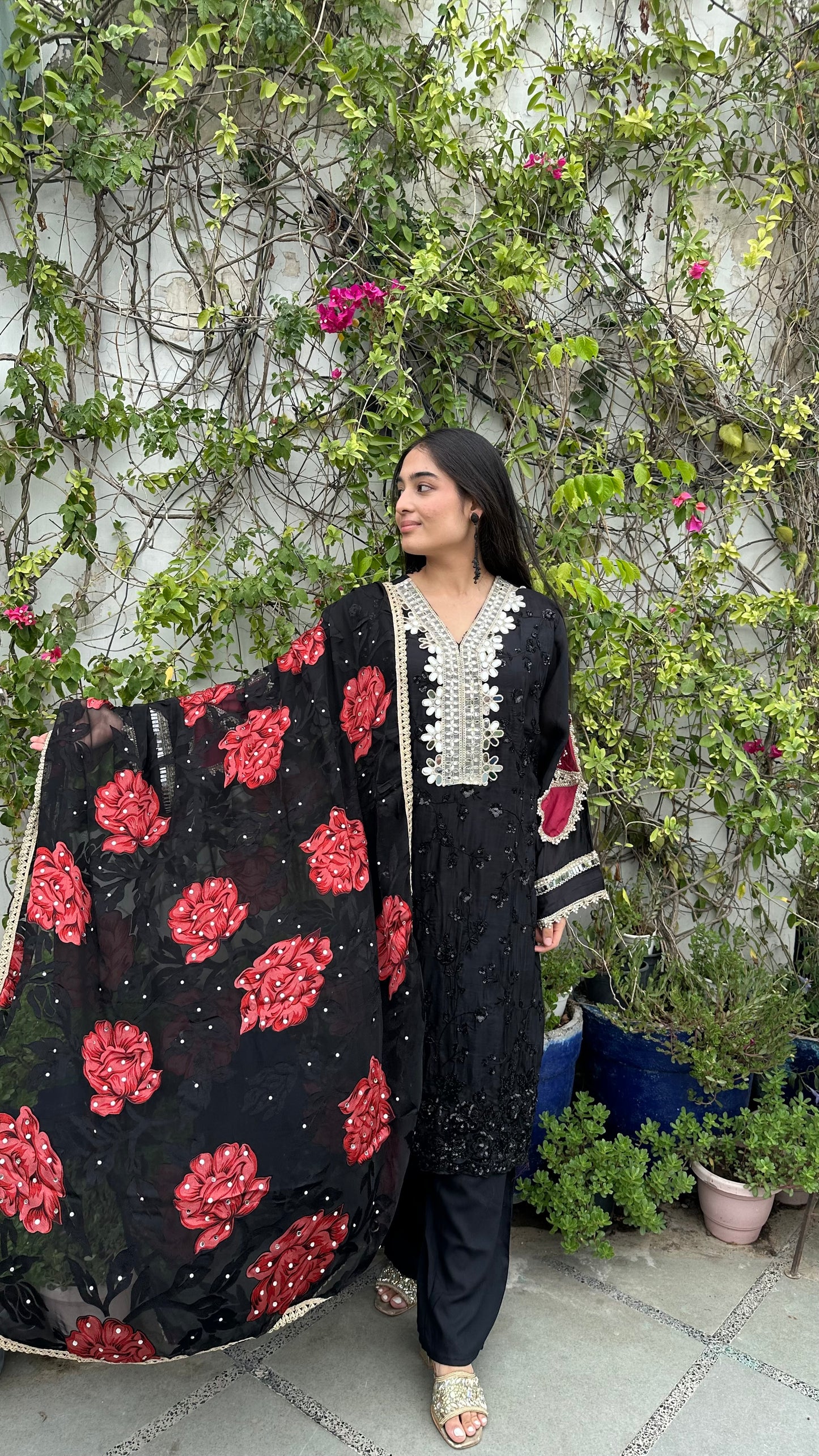 HAND EMBROIDERED MIRROR BLACK RED SET