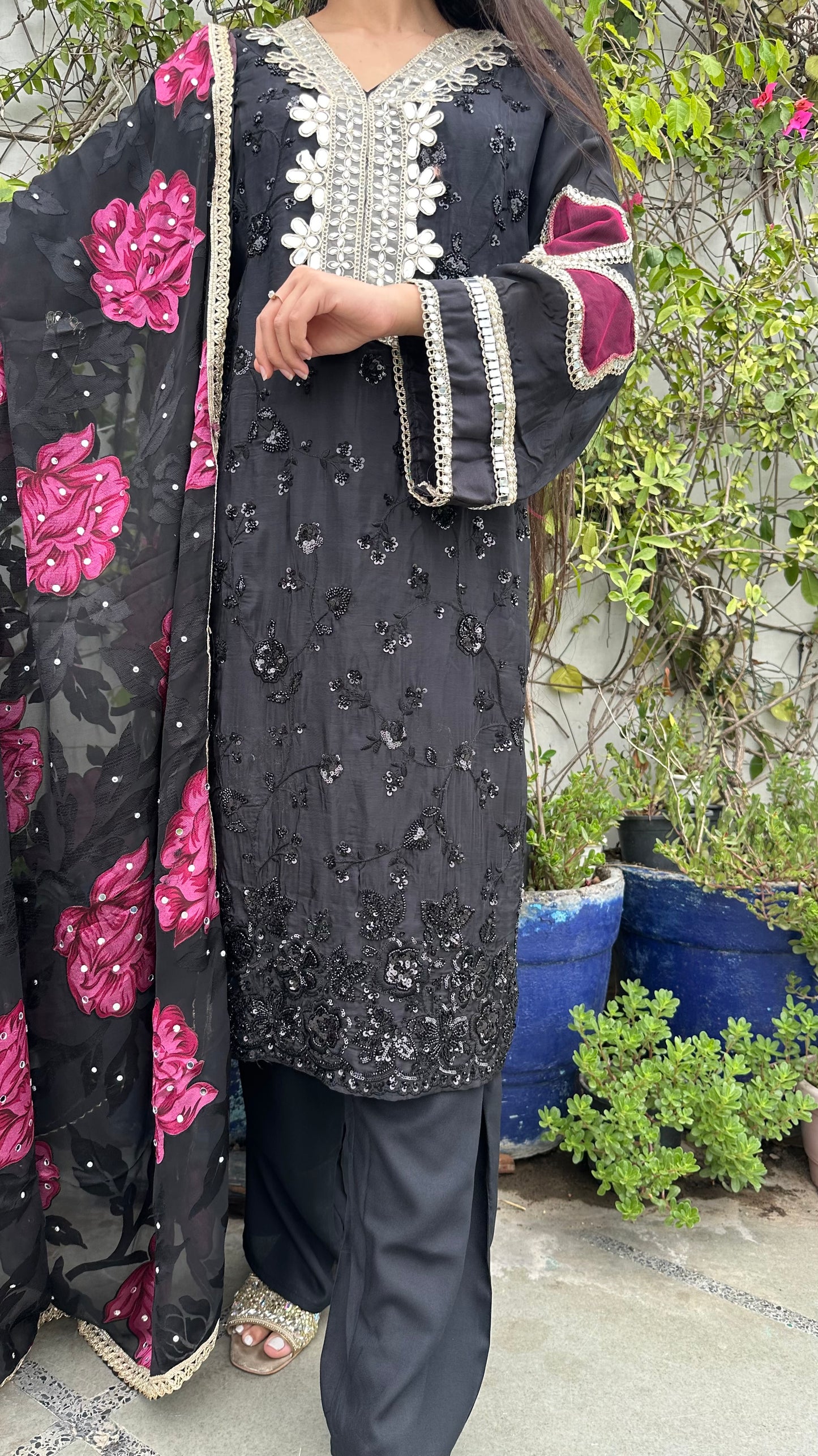HAND EMBROIDERED MIRROR BLACK PINK SET