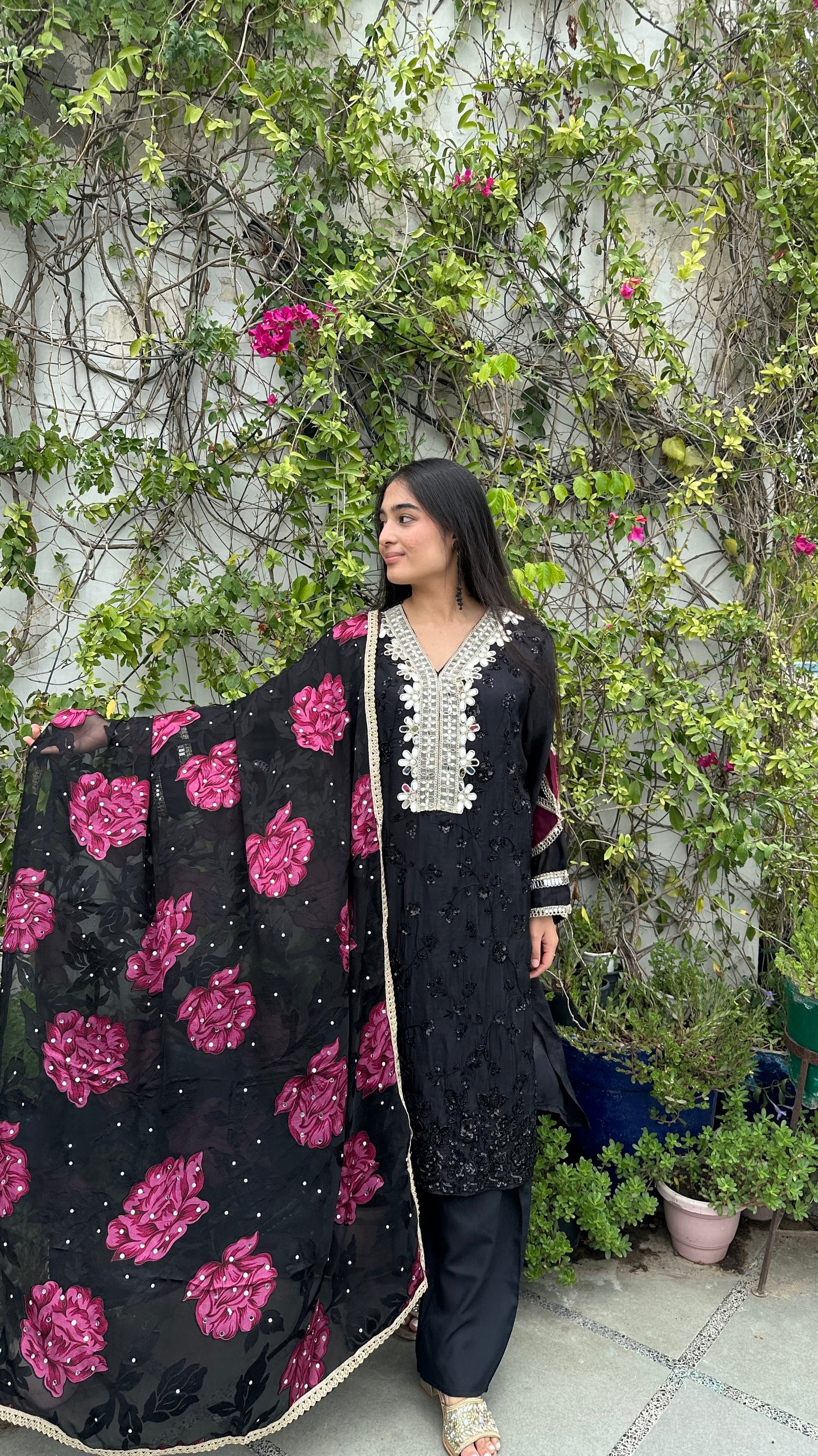 HAND EMBROIDERED MIRROR BLACK PINK SET